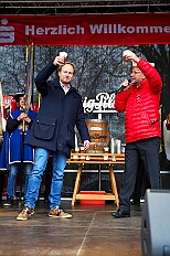 01 Auftakt HDK 2025-11-15 42  Auftakt, Prinzen-Proklamation, Auftaktsitzung - Samstag 15. November 10:30 Uhr, die Duisburger Karnevalsgesellschaften treffen sich auf der Königsstraße um zum Burgplatz zu ziehen. Dort dann die große Auftaktveranstaltung des Hauptausschuss Duisburger Karneval. Begleitet von der Prinzengarde ziehen wir mit. Abends dann die Prinzen-Proklamation von Bastian I. & Steffen I. in Moers. Danach geht es zur Benefizveranstaltung für den Blutwurstsonntags in Meiderich bei den Meidericher Jecken. Zum Ende des Abends ging es in die Aula des Reinhard-und-Max-Mannesmann-Gymnasium, wo wir von einem begeisterten Publikum bei der Auftaktsitzung der „Blauen Jungs“ empfangen wurden. : DVPJ, Toni I, Jules I., Prinz Karneval, Prinz, Prinzessin Aileen I., Hofmarschälle, Page, Pagen, Paginnen, HDK, Duisburg, Karneval, Helau, Tollität, Event, Session 2025, Session 2025, HDK Duisburg, Hauptausschuss, Hauptausschuss Karneval Duisburg, Duisburg ist echt