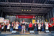 01 Auftakt HDK 2025-11-15 43  Auftakt, Prinzen-Proklamation, Auftaktsitzung - Samstag 15. November 10:30 Uhr, die Duisburger Karnevalsgesellschaften treffen sich auf der Königsstraße um zum Burgplatz zu ziehen. Dort dann die große Auftaktveranstaltung des Hauptausschuss Duisburger Karneval. Begleitet von der Prinzengarde ziehen wir mit. Abends dann die Prinzen-Proklamation von Bastian I. & Steffen I. in Moers. Danach geht es zur Benefizveranstaltung für den Blutwurstsonntags in Meiderich bei den Meidericher Jecken. Zum Ende des Abends ging es in die Aula des Reinhard-und-Max-Mannesmann-Gymnasium, wo wir von einem begeisterten Publikum bei der Auftaktsitzung der „Blauen Jungs“ empfangen wurden. : DVPJ, Toni I, Jules I., Prinz Karneval, Prinz, Prinzessin Aileen I., Hofmarschälle, Page, Pagen, Paginnen, HDK, Duisburg, Karneval, Helau, Tollität, Event, Session 2025, Session 2025, HDK Duisburg, Hauptausschuss, Hauptausschuss Karneval Duisburg, Duisburg ist echt