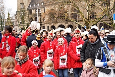 01 Auftakt HDK 2025-11-15 44  Auftakt, Prinzen-Proklamation, Auftaktsitzung - Samstag 15. November 10:30 Uhr, die Duisburger Karnevalsgesellschaften treffen sich auf der Königsstraße um zum Burgplatz zu ziehen. Dort dann die große Auftaktveranstaltung des Hauptausschuss Duisburger Karneval. Begleitet von der Prinzengarde ziehen wir mit. Abends dann die Prinzen-Proklamation von Bastian I. & Steffen I. in Moers. Danach geht es zur Benefizveranstaltung für den Blutwurstsonntags in Meiderich bei den Meidericher Jecken. Zum Ende des Abends ging es in die Aula des Reinhard-und-Max-Mannesmann-Gymnasium, wo wir von einem begeisterten Publikum bei der Auftaktsitzung der „Blauen Jungs“ empfangen wurden. : DVPJ, Toni I, Jules I., Prinz Karneval, Prinz, Prinzessin Aileen I., Hofmarschälle, Page, Pagen, Paginnen, HDK, Duisburg, Karneval, Helau, Tollität, Event, Session 2025, Session 2025, HDK Duisburg, Hauptausschuss, Hauptausschuss Karneval Duisburg, Duisburg ist echt
