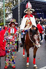 01 Auftakt HDK 2025-11-15 45  Auftakt, Prinzen-Proklamation, Auftaktsitzung - Samstag 15. November 10:30 Uhr, die Duisburger Karnevalsgesellschaften treffen sich auf der Königsstraße um zum Burgplatz zu ziehen. Dort dann die große Auftaktveranstaltung des Hauptausschuss Duisburger Karneval. Begleitet von der Prinzengarde ziehen wir mit. Abends dann die Prinzen-Proklamation von Bastian I. & Steffen I. in Moers. Danach geht es zur Benefizveranstaltung für den Blutwurstsonntags in Meiderich bei den Meidericher Jecken. Zum Ende des Abends ging es in die Aula des Reinhard-und-Max-Mannesmann-Gymnasium, wo wir von einem begeisterten Publikum bei der Auftaktsitzung der „Blauen Jungs“ empfangen wurden. : DVPJ, Toni I, Jules I., Prinz Karneval, Prinz, Prinzessin Aileen I., Hofmarschälle, Page, Pagen, Paginnen, HDK, Duisburg, Karneval, Helau, Tollität, Event, Session 2025, Session 2025, HDK Duisburg, Hauptausschuss, Hauptausschuss Karneval Duisburg, Duisburg ist echt