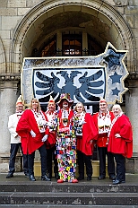 01 Auftakt HDK 2025-11-15 47  Auftakt, Prinzen-Proklamation, Auftaktsitzung - Samstag 15. November 10:30 Uhr, die Duisburger Karnevalsgesellschaften treffen sich auf der Königsstraße um zum Burgplatz zu ziehen. Dort dann die große Auftaktveranstaltung des Hauptausschuss Duisburger Karneval. Begleitet von der Prinzengarde ziehen wir mit. Abends dann die Prinzen-Proklamation von Bastian I. & Steffen I. in Moers. Danach geht es zur Benefizveranstaltung für den Blutwurstsonntags in Meiderich bei den Meidericher Jecken. Zum Ende des Abends ging es in die Aula des Reinhard-und-Max-Mannesmann-Gymnasium, wo wir von einem begeisterten Publikum bei der Auftaktsitzung der „Blauen Jungs“ empfangen wurden. : DVPJ, Toni I, Jules I., Prinz Karneval, Prinz, Prinzessin Aileen I., Hofmarschälle, Page, Pagen, Paginnen, HDK, Duisburg, Karneval, Helau, Tollität, Event, Session 2025, Session 2025, HDK Duisburg, Hauptausschuss, Hauptausschuss Karneval Duisburg, Duisburg ist echt