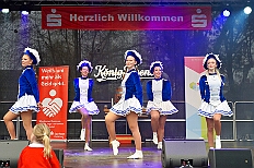 01 Auftakt HDK 2025-11-15 49  Auftakt, Prinzen-Proklamation, Auftaktsitzung - Samstag 15. November 10:30 Uhr, die Duisburger Karnevalsgesellschaften treffen sich auf der Königsstraße um zum Burgplatz zu ziehen. Dort dann die große Auftaktveranstaltung des Hauptausschuss Duisburger Karneval. Begleitet von der Prinzengarde ziehen wir mit. Abends dann die Prinzen-Proklamation von Bastian I. & Steffen I. in Moers. Danach geht es zur Benefizveranstaltung für den Blutwurstsonntags in Meiderich bei den Meidericher Jecken. Zum Ende des Abends ging es in die Aula des Reinhard-und-Max-Mannesmann-Gymnasium, wo wir von einem begeisterten Publikum bei der Auftaktsitzung der „Blauen Jungs“ empfangen wurden. : DVPJ, Toni I, Jules I., Prinz Karneval, Prinz, Prinzessin Aileen I., Hofmarschälle, Page, Pagen, Paginnen, HDK, Duisburg, Karneval, Helau, Tollität, Event, Session 2025, Session 2025, HDK Duisburg, Hauptausschuss, Hauptausschuss Karneval Duisburg, Duisburg ist echt