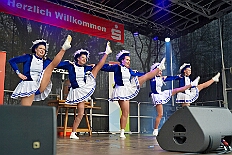 01 Auftakt HDK 2025-11-15 50  Auftakt, Prinzen-Proklamation, Auftaktsitzung - Samstag 15. November 10:30 Uhr, die Duisburger Karnevalsgesellschaften treffen sich auf der Königsstraße um zum Burgplatz zu ziehen. Dort dann die große Auftaktveranstaltung des Hauptausschuss Duisburger Karneval. Begleitet von der Prinzengarde ziehen wir mit. Abends dann die Prinzen-Proklamation von Bastian I. & Steffen I. in Moers. Danach geht es zur Benefizveranstaltung für den Blutwurstsonntags in Meiderich bei den Meidericher Jecken. Zum Ende des Abends ging es in die Aula des Reinhard-und-Max-Mannesmann-Gymnasium, wo wir von einem begeisterten Publikum bei der Auftaktsitzung der „Blauen Jungs“ empfangen wurden. : DVPJ, Toni I, Jules I., Prinz Karneval, Prinz, Prinzessin Aileen I., Hofmarschälle, Page, Pagen, Paginnen, HDK, Duisburg, Karneval, Helau, Tollität, Event, Session 2025, Session 2025, HDK Duisburg, Hauptausschuss, Hauptausschuss Karneval Duisburg, Duisburg ist echt