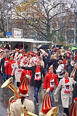 01 Auftakt HDK 2025-11-15 52  Auftakt, Prinzen-Proklamation, Auftaktsitzung - Samstag 15. November 10:30 Uhr, die Duisburger Karnevalsgesellschaften treffen sich auf der Königsstraße um zum Burgplatz zu ziehen. Dort dann die große Auftaktveranstaltung des Hauptausschuss Duisburger Karneval. Begleitet von der Prinzengarde ziehen wir mit. Abends dann die Prinzen-Proklamation von Bastian I. & Steffen I. in Moers. Danach geht es zur Benefizveranstaltung für den Blutwurstsonntags in Meiderich bei den Meidericher Jecken. Zum Ende des Abends ging es in die Aula des Reinhard-und-Max-Mannesmann-Gymnasium, wo wir von einem begeisterten Publikum bei der Auftaktsitzung der „Blauen Jungs“ empfangen wurden. : DVPJ, Toni I, Jules I., Prinz Karneval, Prinz, Prinzessin Aileen I., Hofmarschälle, Page, Pagen, Paginnen, HDK, Duisburg, Karneval, Helau, Tollität, Event, Session 2025, Session 2025, HDK Duisburg, Hauptausschuss, Hauptausschuss Karneval Duisburg, Duisburg ist echt