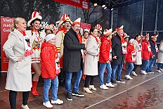 01 Auftakt HDK 2025-11-15 53  Auftakt, Prinzen-Proklamation, Auftaktsitzung - Samstag 15. November 10:30 Uhr, die Duisburger Karnevalsgesellschaften treffen sich auf der Königsstraße um zum Burgplatz zu ziehen. Dort dann die große Auftaktveranstaltung des Hauptausschuss Duisburger Karneval. Begleitet von der Prinzengarde ziehen wir mit. Abends dann die Prinzen-Proklamation von Bastian I. & Steffen I. in Moers. Danach geht es zur Benefizveranstaltung für den Blutwurstsonntags in Meiderich bei den Meidericher Jecken. Zum Ende des Abends ging es in die Aula des Reinhard-und-Max-Mannesmann-Gymnasium, wo wir von einem begeisterten Publikum bei der Auftaktsitzung der „Blauen Jungs“ empfangen wurden. : DVPJ, Toni I, Jules I., Prinz Karneval, Prinz, Prinzessin Aileen I., Hofmarschälle, Page, Pagen, Paginnen, HDK, Duisburg, Karneval, Helau, Tollität, Event, Session 2025, Session 2025, HDK Duisburg, Hauptausschuss, Hauptausschuss Karneval Duisburg, Duisburg ist echt