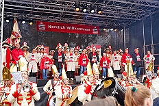 01 Auftakt HDK 2025-11-15 54  Auftakt, Prinzen-Proklamation, Auftaktsitzung - Samstag 15. November 10:30 Uhr, die Duisburger Karnevalsgesellschaften treffen sich auf der Königsstraße um zum Burgplatz zu ziehen. Dort dann die große Auftaktveranstaltung des Hauptausschuss Duisburger Karneval. Begleitet von der Prinzengarde ziehen wir mit. Abends dann die Prinzen-Proklamation von Bastian I. & Steffen I. in Moers. Danach geht es zur Benefizveranstaltung für den Blutwurstsonntags in Meiderich bei den Meidericher Jecken. Zum Ende des Abends ging es in die Aula des Reinhard-und-Max-Mannesmann-Gymnasium, wo wir von einem begeisterten Publikum bei der Auftaktsitzung der „Blauen Jungs“ empfangen wurden. : DVPJ, Toni I, Jules I., Prinz Karneval, Prinz, Prinzessin Aileen I., Hofmarschälle, Page, Pagen, Paginnen, HDK, Duisburg, Karneval, Helau, Tollität, Event, Session 2025, Session 2025, HDK Duisburg, Hauptausschuss, Hauptausschuss Karneval Duisburg, Duisburg ist echt