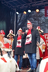 01 Auftakt HDK 2025-11-15 55  Auftakt, Prinzen-Proklamation, Auftaktsitzung - Samstag 15. November 10:30 Uhr, die Duisburger Karnevalsgesellschaften treffen sich auf der Königsstraße um zum Burgplatz zu ziehen. Dort dann die große Auftaktveranstaltung des Hauptausschuss Duisburger Karneval. Begleitet von der Prinzengarde ziehen wir mit. Abends dann die Prinzen-Proklamation von Bastian I. & Steffen I. in Moers. Danach geht es zur Benefizveranstaltung für den Blutwurstsonntags in Meiderich bei den Meidericher Jecken. Zum Ende des Abends ging es in die Aula des Reinhard-und-Max-Mannesmann-Gymnasium, wo wir von einem begeisterten Publikum bei der Auftaktsitzung der „Blauen Jungs“ empfangen wurden. : DVPJ, Toni I, Jules I., Prinz Karneval, Prinz, Prinzessin Aileen I., Hofmarschälle, Page, Pagen, Paginnen, HDK, Duisburg, Karneval, Helau, Tollität, Event, Session 2025, Session 2025, HDK Duisburg, Hauptausschuss, Hauptausschuss Karneval Duisburg, Duisburg ist echt