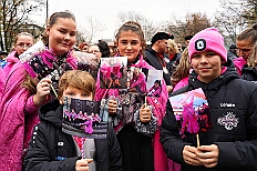 01 Auftakt HDK 2025-11-15 56  Auftakt, Prinzen-Proklamation, Auftaktsitzung - Samstag 15. November 10:30 Uhr, die Duisburger Karnevalsgesellschaften treffen sich auf der Königsstraße um zum Burgplatz zu ziehen. Dort dann die große Auftaktveranstaltung des Hauptausschuss Duisburger Karneval. Begleitet von der Prinzengarde ziehen wir mit. Abends dann die Prinzen-Proklamation von Bastian I. & Steffen I. in Moers. Danach geht es zur Benefizveranstaltung für den Blutwurstsonntags in Meiderich bei den Meidericher Jecken. Zum Ende des Abends ging es in die Aula des Reinhard-und-Max-Mannesmann-Gymnasium, wo wir von einem begeisterten Publikum bei der Auftaktsitzung der „Blauen Jungs“ empfangen wurden. : DVPJ, Toni I, Jules I., Prinz Karneval, Prinz, Prinzessin Aileen I., Hofmarschälle, Page, Pagen, Paginnen, HDK, Duisburg, Karneval, Helau, Tollität, Event, Session 2025, Session 2025, HDK Duisburg, Hauptausschuss, Hauptausschuss Karneval Duisburg, Duisburg ist echt