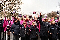 01 Auftakt HDK 2025-11-15 57  Auftakt, Prinzen-Proklamation, Auftaktsitzung - Samstag 15. November 10:30 Uhr, die Duisburger Karnevalsgesellschaften treffen sich auf der Königsstraße um zum Burgplatz zu ziehen. Dort dann die große Auftaktveranstaltung des Hauptausschuss Duisburger Karneval. Begleitet von der Prinzengarde ziehen wir mit. Abends dann die Prinzen-Proklamation von Bastian I. & Steffen I. in Moers. Danach geht es zur Benefizveranstaltung für den Blutwurstsonntags in Meiderich bei den Meidericher Jecken. Zum Ende des Abends ging es in die Aula des Reinhard-und-Max-Mannesmann-Gymnasium, wo wir von einem begeisterten Publikum bei der Auftaktsitzung der „Blauen Jungs“ empfangen wurden. : DVPJ, Toni I, Jules I., Prinz Karneval, Prinz, Prinzessin Aileen I., Hofmarschälle, Page, Pagen, Paginnen, HDK, Duisburg, Karneval, Helau, Tollität, Event, Session 2025, Session 2025, HDK Duisburg, Hauptausschuss, Hauptausschuss Karneval Duisburg, Duisburg ist echt