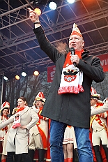 01 Auftakt HDK 2025-11-15 60  Auftakt, Prinzen-Proklamation, Auftaktsitzung - Samstag 15. November 10:30 Uhr, die Duisburger Karnevalsgesellschaften treffen sich auf der Königsstraße um zum Burgplatz zu ziehen. Dort dann die große Auftaktveranstaltung des Hauptausschuss Duisburger Karneval. Begleitet von der Prinzengarde ziehen wir mit. Abends dann die Prinzen-Proklamation von Bastian I. & Steffen I. in Moers. Danach geht es zur Benefizveranstaltung für den Blutwurstsonntags in Meiderich bei den Meidericher Jecken. Zum Ende des Abends ging es in die Aula des Reinhard-und-Max-Mannesmann-Gymnasium, wo wir von einem begeisterten Publikum bei der Auftaktsitzung der „Blauen Jungs“ empfangen wurden. : DVPJ, Toni I, Jules I., Prinz Karneval, Prinz, Prinzessin Aileen I., Hofmarschälle, Page, Pagen, Paginnen, HDK, Duisburg, Karneval, Helau, Tollität, Event, Session 2025, Session 2025, HDK Duisburg, Hauptausschuss, Hauptausschuss Karneval Duisburg, Duisburg ist echt