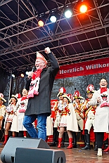 01 Auftakt HDK 2025-11-15 61  Auftakt, Prinzen-Proklamation, Auftaktsitzung - Samstag 15. November 10:30 Uhr, die Duisburger Karnevalsgesellschaften treffen sich auf der Königsstraße um zum Burgplatz zu ziehen. Dort dann die große Auftaktveranstaltung des Hauptausschuss Duisburger Karneval. Begleitet von der Prinzengarde ziehen wir mit. Abends dann die Prinzen-Proklamation von Bastian I. & Steffen I. in Moers. Danach geht es zur Benefizveranstaltung für den Blutwurstsonntags in Meiderich bei den Meidericher Jecken. Zum Ende des Abends ging es in die Aula des Reinhard-und-Max-Mannesmann-Gymnasium, wo wir von einem begeisterten Publikum bei der Auftaktsitzung der „Blauen Jungs“ empfangen wurden. : DVPJ, Toni I, Jules I., Prinz Karneval, Prinz, Prinzessin Aileen I., Hofmarschälle, Page, Pagen, Paginnen, HDK, Duisburg, Karneval, Helau, Tollität, Event, Session 2025, Session 2025, HDK Duisburg, Hauptausschuss, Hauptausschuss Karneval Duisburg, Duisburg ist echt