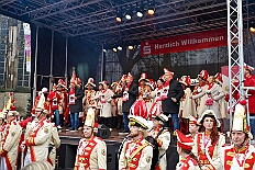 01 Auftakt HDK 2025-11-15 62  Auftakt, Prinzen-Proklamation, Auftaktsitzung - Samstag 15. November 10:30 Uhr, die Duisburger Karnevalsgesellschaften treffen sich auf der Königsstraße um zum Burgplatz zu ziehen. Dort dann die große Auftaktveranstaltung des Hauptausschuss Duisburger Karneval. Begleitet von der Prinzengarde ziehen wir mit. Abends dann die Prinzen-Proklamation von Bastian I. & Steffen I. in Moers. Danach geht es zur Benefizveranstaltung für den Blutwurstsonntags in Meiderich bei den Meidericher Jecken. Zum Ende des Abends ging es in die Aula des Reinhard-und-Max-Mannesmann-Gymnasium, wo wir von einem begeisterten Publikum bei der Auftaktsitzung der „Blauen Jungs“ empfangen wurden. : DVPJ, Toni I, Jules I., Prinz Karneval, Prinz, Prinzessin Aileen I., Hofmarschälle, Page, Pagen, Paginnen, HDK, Duisburg, Karneval, Helau, Tollität, Event, Session 2025, Session 2025, HDK Duisburg, Hauptausschuss, Hauptausschuss Karneval Duisburg, Duisburg ist echt