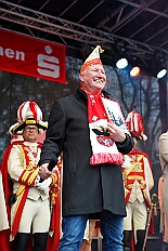 01 Auftakt HDK 2025-11-15 63  Auftakt, Prinzen-Proklamation, Auftaktsitzung - Samstag 15. November 10:30 Uhr, die Duisburger Karnevalsgesellschaften treffen sich auf der Königsstraße um zum Burgplatz zu ziehen. Dort dann die große Auftaktveranstaltung des Hauptausschuss Duisburger Karneval. Begleitet von der Prinzengarde ziehen wir mit. Abends dann die Prinzen-Proklamation von Bastian I. & Steffen I. in Moers. Danach geht es zur Benefizveranstaltung für den Blutwurstsonntags in Meiderich bei den Meidericher Jecken. Zum Ende des Abends ging es in die Aula des Reinhard-und-Max-Mannesmann-Gymnasium, wo wir von einem begeisterten Publikum bei der Auftaktsitzung der „Blauen Jungs“ empfangen wurden. : DVPJ, Toni I, Jules I., Prinz Karneval, Prinz, Prinzessin Aileen I., Hofmarschälle, Page, Pagen, Paginnen, HDK, Duisburg, Karneval, Helau, Tollität, Event, Session 2025, Session 2025, HDK Duisburg, Hauptausschuss, Hauptausschuss Karneval Duisburg, Duisburg ist echt