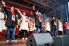 01 Auftakt HDK 2025-11-15 64  Auftakt, Prinzen-Proklamation, Auftaktsitzung - Samstag 15. November 10:30 Uhr, die Duisburger Karnevalsgesellschaften treffen sich auf der Königsstraße um zum Burgplatz zu ziehen. Dort dann die große Auftaktveranstaltung des Hauptausschuss Duisburger Karneval. Begleitet von der Prinzengarde ziehen wir mit. Abends dann die Prinzen-Proklamation von Bastian I. & Steffen I. in Moers. Danach geht es zur Benefizveranstaltung für den Blutwurstsonntags in Meiderich bei den Meidericher Jecken. Zum Ende des Abends ging es in die Aula des Reinhard-und-Max-Mannesmann-Gymnasium, wo wir von einem begeisterten Publikum bei der Auftaktsitzung der „Blauen Jungs“ empfangen wurden. : DVPJ, Toni I, Jules I., Prinz Karneval, Prinz, Prinzessin Aileen I., Hofmarschälle, Page, Pagen, Paginnen, HDK, Duisburg, Karneval, Helau, Tollität, Event, Session 2025, Session 2025, HDK Duisburg, Hauptausschuss, Hauptausschuss Karneval Duisburg, Duisburg ist echt