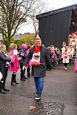 01 Auftakt HDK 2025-11-15 65  Auftakt, Prinzen-Proklamation, Auftaktsitzung - Samstag 15. November 10:30 Uhr, die Duisburger Karnevalsgesellschaften treffen sich auf der Königsstraße um zum Burgplatz zu ziehen. Dort dann die große Auftaktveranstaltung des Hauptausschuss Duisburger Karneval. Begleitet von der Prinzengarde ziehen wir mit. Abends dann die Prinzen-Proklamation von Bastian I. & Steffen I. in Moers. Danach geht es zur Benefizveranstaltung für den Blutwurstsonntags in Meiderich bei den Meidericher Jecken. Zum Ende des Abends ging es in die Aula des Reinhard-und-Max-Mannesmann-Gymnasium, wo wir von einem begeisterten Publikum bei der Auftaktsitzung der „Blauen Jungs“ empfangen wurden. : DVPJ, Toni I, Jules I., Prinz Karneval, Prinz, Prinzessin Aileen I., Hofmarschälle, Page, Pagen, Paginnen, HDK, Duisburg, Karneval, Helau, Tollität, Event, Session 2025, Session 2025, HDK Duisburg, Hauptausschuss, Hauptausschuss Karneval Duisburg, Duisburg ist echt