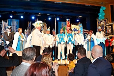 02 Proklam Moers 2025-11-15 01  Auftakt, Prinzen-Proklamation, Auftaktsitzung - Samstag 15. November 10:30 Uhr, die Duisburger Karnevalsgesellschaften treffen sich auf der Königsstraße um zum Burgplatz zu ziehen. Dort dann die große Auftaktveranstaltung des Hauptausschuss Duisburger Karneval. Begleitet von der Prinzengarde ziehen wir mit. Abends dann die Prinzen-Proklamation von Bastian I. & Steffen I. in Moers. Danach geht es zur Benefizveranstaltung für den Blutwurstsonntags in Meiderich bei den Meidericher Jecken. Zum Ende des Abends ging es in die Aula des Reinhard-und-Max-Mannesmann-Gymnasium, wo wir von einem begeisterten Publikum bei der Auftaktsitzung der „Blauen Jungs“ empfangen wurden. : DVPJ, Toni I, Jules I., Prinz Karneval, Prinz, Prinzessin Aileen I., Hofmarschälle, Page, Pagen, Paginnen, HDK, Duisburg, Karneval, Helau, Tollität, Event, Session 2025, Session 2025, HDK Duisburg, Hauptausschuss, Hauptausschuss Karneval Duisburg, Duisburg ist echt