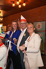 02 Proklam Moers 2025-11-15 02  Auftakt, Prinzen-Proklamation, Auftaktsitzung - Samstag 15. November 10:30 Uhr, die Duisburger Karnevalsgesellschaften treffen sich auf der Königsstraße um zum Burgplatz zu ziehen. Dort dann die große Auftaktveranstaltung des Hauptausschuss Duisburger Karneval. Begleitet von der Prinzengarde ziehen wir mit. Abends dann die Prinzen-Proklamation von Bastian I. & Steffen I. in Moers. Danach geht es zur Benefizveranstaltung für den Blutwurstsonntags in Meiderich bei den Meidericher Jecken. Zum Ende des Abends ging es in die Aula des Reinhard-und-Max-Mannesmann-Gymnasium, wo wir von einem begeisterten Publikum bei der Auftaktsitzung der „Blauen Jungs“ empfangen wurden. : DVPJ, Toni I, Jules I., Prinz Karneval, Prinz, Prinzessin Aileen I., Hofmarschälle, Page, Pagen, Paginnen, HDK, Duisburg, Karneval, Helau, Tollität, Event, Session 2025, Session 2025, HDK Duisburg, Hauptausschuss, Hauptausschuss Karneval Duisburg, Duisburg ist echt