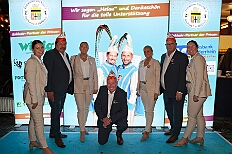 02 Proklam Moers 2025-11-15 03  Auftakt, Prinzen-Proklamation, Auftaktsitzung - Samstag 15. November 10:30 Uhr, die Duisburger Karnevalsgesellschaften treffen sich auf der Königsstraße um zum Burgplatz zu ziehen. Dort dann die große Auftaktveranstaltung des Hauptausschuss Duisburger Karneval. Begleitet von der Prinzengarde ziehen wir mit. Abends dann die Prinzen-Proklamation von Bastian I. & Steffen I. in Moers. Danach geht es zur Benefizveranstaltung für den Blutwurstsonntags in Meiderich bei den Meidericher Jecken. Zum Ende des Abends ging es in die Aula des Reinhard-und-Max-Mannesmann-Gymnasium, wo wir von einem begeisterten Publikum bei der Auftaktsitzung der „Blauen Jungs“ empfangen wurden. : DVPJ, Toni I, Jules I., Prinz Karneval, Prinz, Prinzessin Aileen I., Hofmarschälle, Page, Pagen, Paginnen, HDK, Duisburg, Karneval, Helau, Tollität, Event, Session 2025, Session 2025, HDK Duisburg, Hauptausschuss, Hauptausschuss Karneval Duisburg, Duisburg ist echt