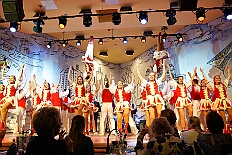 04 AuftaktsitAMaB 2025-11-15 01  Auftakt, Prinzen-Proklamation, Auftaktsitzung - Samstag 15. November 10:30 Uhr, die Duisburger Karnevalsgesellschaften treffen sich auf der Königsstraße um zum Burgplatz zu ziehen. Dort dann die große Auftaktveranstaltung des Hauptausschuss Duisburger Karneval. Begleitet von der Prinzengarde ziehen wir mit. Abends dann die Prinzen-Proklamation von Bastian I. & Steffen I. in Moers. Danach geht es zur Benefizveranstaltung für den Blutwurstsonntags in Meiderich bei den Meidericher Jecken. Zum Ende des Abends ging es in die Aula des Reinhard-und-Max-Mannesmann-Gymnasium, wo wir von einem begeisterten Publikum bei der Auftaktsitzung der „Blauen Jungs“ empfangen wurden. : DVPJ, Toni I, Jules I., Prinz Karneval, Prinz, Prinzessin Aileen I., Hofmarschälle, Page, Pagen, Paginnen, HDK, Duisburg, Karneval, Helau, Tollität, Event, Session 2025, Session 2025, HDK Duisburg, Hauptausschuss, Hauptausschuss Karneval Duisburg, Duisburg ist echt