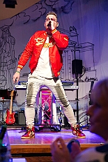 04 AuftaktsitAMaB 2025-11-15 03  Auftakt, Prinzen-Proklamation, Auftaktsitzung - Samstag 15. November 10:30 Uhr, die Duisburger Karnevalsgesellschaften treffen sich auf der Königsstraße um zum Burgplatz zu ziehen. Dort dann die große Auftaktveranstaltung des Hauptausschuss Duisburger Karneval. Begleitet von der Prinzengarde ziehen wir mit. Abends dann die Prinzen-Proklamation von Bastian I. & Steffen I. in Moers. Danach geht es zur Benefizveranstaltung für den Blutwurstsonntags in Meiderich bei den Meidericher Jecken. Zum Ende des Abends ging es in die Aula des Reinhard-und-Max-Mannesmann-Gymnasium, wo wir von einem begeisterten Publikum bei der Auftaktsitzung der „Blauen Jungs“ empfangen wurden. : DVPJ, Toni I, Jules I., Prinz Karneval, Prinz, Prinzessin Aileen I., Hofmarschälle, Page, Pagen, Paginnen, HDK, Duisburg, Karneval, Helau, Tollität, Event, Session 2025, Session 2025, HDK Duisburg, Hauptausschuss, Hauptausschuss Karneval Duisburg, Duisburg ist echt