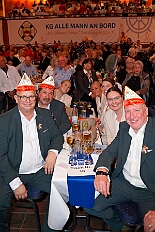 04 AuftaktsitAMaB 2025-11-15 05  Auftakt, Prinzen-Proklamation, Auftaktsitzung - Samstag 15. November 10:30 Uhr, die Duisburger Karnevalsgesellschaften treffen sich auf der Königsstraße um zum Burgplatz zu ziehen. Dort dann die große Auftaktveranstaltung des Hauptausschuss Duisburger Karneval. Begleitet von der Prinzengarde ziehen wir mit. Abends dann die Prinzen-Proklamation von Bastian I. & Steffen I. in Moers. Danach geht es zur Benefizveranstaltung für den Blutwurstsonntags in Meiderich bei den Meidericher Jecken. Zum Ende des Abends ging es in die Aula des Reinhard-und-Max-Mannesmann-Gymnasium, wo wir von einem begeisterten Publikum bei der Auftaktsitzung der „Blauen Jungs“ empfangen wurden. : DVPJ, Toni I, Jules I., Prinz Karneval, Prinz, Prinzessin Aileen I., Hofmarschälle, Page, Pagen, Paginnen, HDK, Duisburg, Karneval, Helau, Tollität, Event, Session 2025, Session 2025, HDK Duisburg, Hauptausschuss, Hauptausschuss Karneval Duisburg, Duisburg ist echt