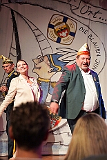 04 AuftaktsitAMaB 2025-11-15 07  Auftakt, Prinzen-Proklamation, Auftaktsitzung - Samstag 15. November 10:30 Uhr, die Duisburger Karnevalsgesellschaften treffen sich auf der Königsstraße um zum Burgplatz zu ziehen. Dort dann die große Auftaktveranstaltung des Hauptausschuss Duisburger Karneval. Begleitet von der Prinzengarde ziehen wir mit. Abends dann die Prinzen-Proklamation von Bastian I. & Steffen I. in Moers. Danach geht es zur Benefizveranstaltung für den Blutwurstsonntags in Meiderich bei den Meidericher Jecken. Zum Ende des Abends ging es in die Aula des Reinhard-und-Max-Mannesmann-Gymnasium, wo wir von einem begeisterten Publikum bei der Auftaktsitzung der „Blauen Jungs“ empfangen wurden. : DVPJ, Toni I, Jules I., Prinz Karneval, Prinz, Prinzessin Aileen I., Hofmarschälle, Page, Pagen, Paginnen, HDK, Duisburg, Karneval, Helau, Tollität, Event, Session 2025, Session 2025, HDK Duisburg, Hauptausschuss, Hauptausschuss Karneval Duisburg, Duisburg ist echt