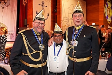 04 AuftaktsitAMaB 2025-11-15 08  Auftakt, Prinzen-Proklamation, Auftaktsitzung - Samstag 15. November 10:30 Uhr, die Duisburger Karnevalsgesellschaften treffen sich auf der Königsstraße um zum Burgplatz zu ziehen. Dort dann die große Auftaktveranstaltung des Hauptausschuss Duisburger Karneval. Begleitet von der Prinzengarde ziehen wir mit. Abends dann die Prinzen-Proklamation von Bastian I. & Steffen I. in Moers. Danach geht es zur Benefizveranstaltung für den Blutwurstsonntags in Meiderich bei den Meidericher Jecken. Zum Ende des Abends ging es in die Aula des Reinhard-und-Max-Mannesmann-Gymnasium, wo wir von einem begeisterten Publikum bei der Auftaktsitzung der „Blauen Jungs“ empfangen wurden. : DVPJ, Toni I, Jules I., Prinz Karneval, Prinz, Prinzessin Aileen I., Hofmarschälle, Page, Pagen, Paginnen, HDK, Duisburg, Karneval, Helau, Tollität, Event, Session 2025, Session 2025, HDK Duisburg, Hauptausschuss, Hauptausschuss Karneval Duisburg, Duisburg ist echt