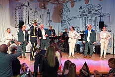 04 AuftaktsitAMaB 2025-11-15 09  Auftakt, Prinzen-Proklamation, Auftaktsitzung - Samstag 15. November 10:30 Uhr, die Duisburger Karnevalsgesellschaften treffen sich auf der Königsstraße um zum Burgplatz zu ziehen. Dort dann die große Auftaktveranstaltung des Hauptausschuss Duisburger Karneval. Begleitet von der Prinzengarde ziehen wir mit. Abends dann die Prinzen-Proklamation von Bastian I. & Steffen I. in Moers. Danach geht es zur Benefizveranstaltung für den Blutwurstsonntags in Meiderich bei den Meidericher Jecken. Zum Ende des Abends ging es in die Aula des Reinhard-und-Max-Mannesmann-Gymnasium, wo wir von einem begeisterten Publikum bei der Auftaktsitzung der „Blauen Jungs“ empfangen wurden. : DVPJ, Toni I, Jules I., Prinz Karneval, Prinz, Prinzessin Aileen I., Hofmarschälle, Page, Pagen, Paginnen, HDK, Duisburg, Karneval, Helau, Tollität, Event, Session 2025, Session 2025, HDK Duisburg, Hauptausschuss, Hauptausschuss Karneval Duisburg, Duisburg ist echt