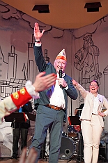 04 AuftaktsitAMaB 2025-11-15 10  Auftakt, Prinzen-Proklamation, Auftaktsitzung - Samstag 15. November 10:30 Uhr, die Duisburger Karnevalsgesellschaften treffen sich auf der Königsstraße um zum Burgplatz zu ziehen. Dort dann die große Auftaktveranstaltung des Hauptausschuss Duisburger Karneval. Begleitet von der Prinzengarde ziehen wir mit. Abends dann die Prinzen-Proklamation von Bastian I. & Steffen I. in Moers. Danach geht es zur Benefizveranstaltung für den Blutwurstsonntags in Meiderich bei den Meidericher Jecken. Zum Ende des Abends ging es in die Aula des Reinhard-und-Max-Mannesmann-Gymnasium, wo wir von einem begeisterten Publikum bei der Auftaktsitzung der „Blauen Jungs“ empfangen wurden. : DVPJ, Toni I, Jules I., Prinz Karneval, Prinz, Prinzessin Aileen I., Hofmarschälle, Page, Pagen, Paginnen, HDK, Duisburg, Karneval, Helau, Tollität, Event, Session 2025, Session 2025, HDK Duisburg, Hauptausschuss, Hauptausschuss Karneval Duisburg, Duisburg ist echt