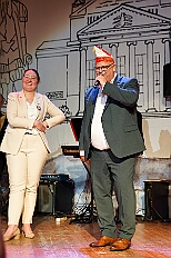 04 AuftaktsitAMaB 2025-11-15 11  Auftakt, Prinzen-Proklamation, Auftaktsitzung - Samstag 15. November 10:30 Uhr, die Duisburger Karnevalsgesellschaften treffen sich auf der Königsstraße um zum Burgplatz zu ziehen. Dort dann die große Auftaktveranstaltung des Hauptausschuss Duisburger Karneval. Begleitet von der Prinzengarde ziehen wir mit. Abends dann die Prinzen-Proklamation von Bastian I. & Steffen I. in Moers. Danach geht es zur Benefizveranstaltung für den Blutwurstsonntags in Meiderich bei den Meidericher Jecken. Zum Ende des Abends ging es in die Aula des Reinhard-und-Max-Mannesmann-Gymnasium, wo wir von einem begeisterten Publikum bei der Auftaktsitzung der „Blauen Jungs“ empfangen wurden. : DVPJ, Toni I, Jules I., Prinz Karneval, Prinz, Prinzessin Aileen I., Hofmarschälle, Page, Pagen, Paginnen, HDK, Duisburg, Karneval, Helau, Tollität, Event, Session 2025, Session 2025, HDK Duisburg, Hauptausschuss, Hauptausschuss Karneval Duisburg, Duisburg ist echt