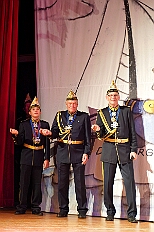 04 AuftaktsitAMaB 2025-11-15 12  Auftakt, Prinzen-Proklamation, Auftaktsitzung - Samstag 15. November 10:30 Uhr, die Duisburger Karnevalsgesellschaften treffen sich auf der Königsstraße um zum Burgplatz zu ziehen. Dort dann die große Auftaktveranstaltung des Hauptausschuss Duisburger Karneval. Begleitet von der Prinzengarde ziehen wir mit. Abends dann die Prinzen-Proklamation von Bastian I. & Steffen I. in Moers. Danach geht es zur Benefizveranstaltung für den Blutwurstsonntags in Meiderich bei den Meidericher Jecken. Zum Ende des Abends ging es in die Aula des Reinhard-und-Max-Mannesmann-Gymnasium, wo wir von einem begeisterten Publikum bei der Auftaktsitzung der „Blauen Jungs“ empfangen wurden. : DVPJ, Toni I, Jules I., Prinz Karneval, Prinz, Prinzessin Aileen I., Hofmarschälle, Page, Pagen, Paginnen, HDK, Duisburg, Karneval, Helau, Tollität, Event, Session 2025, Session 2025, HDK Duisburg, Hauptausschuss, Hauptausschuss Karneval Duisburg, Duisburg ist echt