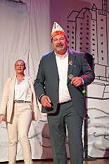 04 AuftaktsitAMaB 2025-11-15 13  Auftakt, Prinzen-Proklamation, Auftaktsitzung - Samstag 15. November 10:30 Uhr, die Duisburger Karnevalsgesellschaften treffen sich auf der Königsstraße um zum Burgplatz zu ziehen. Dort dann die große Auftaktveranstaltung des Hauptausschuss Duisburger Karneval. Begleitet von der Prinzengarde ziehen wir mit. Abends dann die Prinzen-Proklamation von Bastian I. & Steffen I. in Moers. Danach geht es zur Benefizveranstaltung für den Blutwurstsonntags in Meiderich bei den Meidericher Jecken. Zum Ende des Abends ging es in die Aula des Reinhard-und-Max-Mannesmann-Gymnasium, wo wir von einem begeisterten Publikum bei der Auftaktsitzung der „Blauen Jungs“ empfangen wurden. : DVPJ, Toni I, Jules I., Prinz Karneval, Prinz, Prinzessin Aileen I., Hofmarschälle, Page, Pagen, Paginnen, HDK, Duisburg, Karneval, Helau, Tollität, Event, Session 2025, Session 2025, HDK Duisburg, Hauptausschuss, Hauptausschuss Karneval Duisburg, Duisburg ist echt