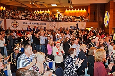 04 AuftaktsitAMaB 2025-11-15 14  Auftakt, Prinzen-Proklamation, Auftaktsitzung - Samstag 15. November 10:30 Uhr, die Duisburger Karnevalsgesellschaften treffen sich auf der Königsstraße um zum Burgplatz zu ziehen. Dort dann die große Auftaktveranstaltung des Hauptausschuss Duisburger Karneval. Begleitet von der Prinzengarde ziehen wir mit. Abends dann die Prinzen-Proklamation von Bastian I. & Steffen I. in Moers. Danach geht es zur Benefizveranstaltung für den Blutwurstsonntags in Meiderich bei den Meidericher Jecken. Zum Ende des Abends ging es in die Aula des Reinhard-und-Max-Mannesmann-Gymnasium, wo wir von einem begeisterten Publikum bei der Auftaktsitzung der „Blauen Jungs“ empfangen wurden. : DVPJ, Toni I, Jules I., Prinz Karneval, Prinz, Prinzessin Aileen I., Hofmarschälle, Page, Pagen, Paginnen, HDK, Duisburg, Karneval, Helau, Tollität, Event, Session 2025, Session 2025, HDK Duisburg, Hauptausschuss, Hauptausschuss Karneval Duisburg, Duisburg ist echt