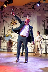 04 AuftaktsitAMaB 2025-11-15 15  Auftakt, Prinzen-Proklamation, Auftaktsitzung - Samstag 15. November 10:30 Uhr, die Duisburger Karnevalsgesellschaften treffen sich auf der Königsstraße um zum Burgplatz zu ziehen. Dort dann die große Auftaktveranstaltung des Hauptausschuss Duisburger Karneval. Begleitet von der Prinzengarde ziehen wir mit. Abends dann die Prinzen-Proklamation von Bastian I. & Steffen I. in Moers. Danach geht es zur Benefizveranstaltung für den Blutwurstsonntags in Meiderich bei den Meidericher Jecken. Zum Ende des Abends ging es in die Aula des Reinhard-und-Max-Mannesmann-Gymnasium, wo wir von einem begeisterten Publikum bei der Auftaktsitzung der „Blauen Jungs“ empfangen wurden. : DVPJ, Toni I, Jules I., Prinz Karneval, Prinz, Prinzessin Aileen I., Hofmarschälle, Page, Pagen, Paginnen, HDK, Duisburg, Karneval, Helau, Tollität, Event, Session 2025, Session 2025, HDK Duisburg, Hauptausschuss, Hauptausschuss Karneval Duisburg, Duisburg ist echt