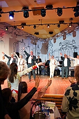 04 AuftaktsitAMaB 2025-11-15 16  Auftakt, Prinzen-Proklamation, Auftaktsitzung - Samstag 15. November 10:30 Uhr, die Duisburger Karnevalsgesellschaften treffen sich auf der Königsstraße um zum Burgplatz zu ziehen. Dort dann die große Auftaktveranstaltung des Hauptausschuss Duisburger Karneval. Begleitet von der Prinzengarde ziehen wir mit. Abends dann die Prinzen-Proklamation von Bastian I. & Steffen I. in Moers. Danach geht es zur Benefizveranstaltung für den Blutwurstsonntags in Meiderich bei den Meidericher Jecken. Zum Ende des Abends ging es in die Aula des Reinhard-und-Max-Mannesmann-Gymnasium, wo wir von einem begeisterten Publikum bei der Auftaktsitzung der „Blauen Jungs“ empfangen wurden. : DVPJ, Toni I, Jules I., Prinz Karneval, Prinz, Prinzessin Aileen I., Hofmarschälle, Page, Pagen, Paginnen, HDK, Duisburg, Karneval, Helau, Tollität, Event, Session 2025, Session 2025, HDK Duisburg, Hauptausschuss, Hauptausschuss Karneval Duisburg, Duisburg ist echt