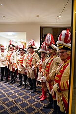 EinzugHofburg 2026-01-09 05  Unser Einzug in die Hofburg - Der Einzug des Prinzen mit seiner Crew in die Hofburg gehört schon länger zur Tradition im Duisburger Karneval. Einen Tag vor der Kürung bezog die Crew ihre Zimmer im WYNDHAM Hotel Duisburger Hof. Hier residieren  nun alle sieben bis zum Rosenmontag. : DVPJ, Toni I, Jules I., Prinz Karneval, Prinz, Prinzessin Aileen I., Hofmarschälle, Page, Pagen, Paginnen, HDK, Duisburg, Karneval, Helau, Tollität, Event, Session 2025, Session 2025, HDK Duisburg, Hauptausschuss, Hauptausschuss Karneval Duisburg, Duisburg ist echt