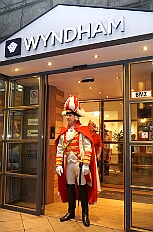 EinzugHofburg 2026-01-09 09  Unser Einzug in die Hofburg - Der Einzug des Prinzen mit seiner Crew in die Hofburg gehört schon länger zur Tradition im Duisburger Karneval. Einen Tag vor der Kürung bezog die Crew ihre Zimmer im WYNDHAM Hotel Duisburger Hof. Hier residieren  nun alle sieben bis zum Rosenmontag. : DVPJ, Toni I, Jules I., Prinz Karneval, Prinz, Prinzessin Aileen I., Hofmarschälle, Page, Pagen, Paginnen, HDK, Duisburg, Karneval, Helau, Tollität, Event, Session 2025, Session 2025, HDK Duisburg, Hauptausschuss, Hauptausschuss Karneval Duisburg, Duisburg ist echt