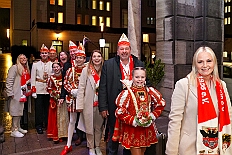 EinzugHofburg 2026-01-09 15  Unser Einzug in die Hofburg - Der Einzug des Prinzen mit seiner Crew in die Hofburg gehört schon länger zur Tradition im Duisburger Karneval. Einen Tag vor der Kürung bezog die Crew ihre Zimmer im WYNDHAM Hotel Duisburger Hof. Hier residieren  nun alle sieben bis zum Rosenmontag. : DVPJ, Toni I, Jules I., Prinz Karneval, Prinz, Prinzessin Aileen I., Hofmarschälle, Page, Pagen, Paginnen, HDK, Duisburg, Karneval, Helau, Tollität, Event, Session 2025, Session 2025, HDK Duisburg, Hauptausschuss, Hauptausschuss Karneval Duisburg, Duisburg ist echt