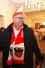 EinzugHofburg 2026-01-09 20  Unser Einzug in die Hofburg - Der Einzug des Prinzen mit seiner Crew in die Hofburg gehört schon länger zur Tradition im Duisburger Karneval. Einen Tag vor der Kürung bezog die Crew ihre Zimmer im WYNDHAM Hotel Duisburger Hof. Hier residieren  nun alle sieben bis zum Rosenmontag. : DVPJ, Toni I, Jules I., Prinz Karneval, Prinz, Prinzessin Aileen I., Hofmarschälle, Page, Pagen, Paginnen, HDK, Duisburg, Karneval, Helau, Tollität, Event, Session 2025, Session 2025, HDK Duisburg, Hauptausschuss, Hauptausschuss Karneval Duisburg, Duisburg ist echt