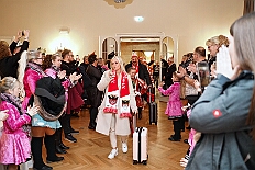 EinzugHofburg 2026-01-09 21  Unser Einzug in die Hofburg - Der Einzug des Prinzen mit seiner Crew in die Hofburg gehört schon länger zur Tradition im Duisburger Karneval. Einen Tag vor der Kürung bezog die Crew ihre Zimmer im WYNDHAM Hotel Duisburger Hof. Hier residieren  nun alle sieben bis zum Rosenmontag. : DVPJ, Toni I, Jules I., Prinz Karneval, Prinz, Prinzessin Aileen I., Hofmarschälle, Page, Pagen, Paginnen, HDK, Duisburg, Karneval, Helau, Tollität, Event, Session 2025, Session 2025, HDK Duisburg, Hauptausschuss, Hauptausschuss Karneval Duisburg, Duisburg ist echt