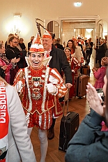 EinzugHofburg 2026-01-09 22  Unser Einzug in die Hofburg - Der Einzug des Prinzen mit seiner Crew in die Hofburg gehört schon länger zur Tradition im Duisburger Karneval. Einen Tag vor der Kürung bezog die Crew ihre Zimmer im WYNDHAM Hotel Duisburger Hof. Hier residieren  nun alle sieben bis zum Rosenmontag. : DVPJ, Toni I, Jules I., Prinz Karneval, Prinz, Prinzessin Aileen I., Hofmarschälle, Page, Pagen, Paginnen, HDK, Duisburg, Karneval, Helau, Tollität, Event, Session 2025, Session 2025, HDK Duisburg, Hauptausschuss, Hauptausschuss Karneval Duisburg, Duisburg ist echt