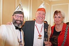 EinzugHofburg 2026-01-09 40  Unser Einzug in die Hofburg - Der Einzug des Prinzen mit seiner Crew in die Hofburg gehört schon länger zur Tradition im Duisburger Karneval. Einen Tag vor der Kürung bezog die Crew ihre Zimmer im WYNDHAM Hotel Duisburger Hof. Hier residieren  nun alle sieben bis zum Rosenmontag. : DVPJ, Toni I, Jules I., Prinz Karneval, Prinz, Prinzessin Aileen I., Hofmarschälle, Page, Pagen, Paginnen, HDK, Duisburg, Karneval, Helau, Tollität, Event, Session 2025, Session 2025, HDK Duisburg, Hauptausschuss, Hauptausschuss Karneval Duisburg, Duisburg ist echt