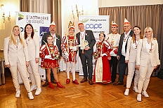 EinzugHofburg 2026-01-09 59  Unser Einzug in die Hofburg - Der Einzug des Prinzen mit seiner Crew in die Hofburg gehört schon länger zur Tradition im Duisburger Karneval. Einen Tag vor der Kürung bezog die Crew ihre Zimmer im WYNDHAM Hotel Duisburger Hof. Hier residieren  nun alle sieben bis zum Rosenmontag. : DVPJ, Toni I, Jules I., Prinz Karneval, Prinz, Prinzessin Aileen I., Hofmarschälle, Page, Pagen, Paginnen, HDK, Duisburg, Karneval, Helau, Tollität, Event, Session 2025, Session 2025, HDK Duisburg, Hauptausschuss, Hauptausschuss Karneval Duisburg, Duisburg ist echt