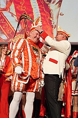 Kuerung Toni I 2026-01-10 047  Endlich Karnevalsprinz: Toni I. -  Am Samstag 10. Januar 2026 war es endlich soweit. Kürung se. Tollität Prinz Toni I., im Rahmen eines hochklassigen Galaabends in der ausverkauften Mercatorhalle in Duisburg. Ein stimmungsvoller Abend mit Show, Musik und Tanz. Vorab präsentierte sich die Prinzencrew 2026 im WYNDHAM Hotel Duisburger Hof der Leibgarde se. Tollität, die Prinzengarde der Stadt Duisburg. : DVPJ, Toni I, Jules I., Prinz Karneval, Prinz, Prinzessin Aileen I., Hofmarschälle, Page, Pagen, Paginnen, HDK, Duisburg, Karneval, Helau, Tollität, Event, Session 2025, Session 2025, HDK Duisburg, Hauptausschuss, Hauptausschuss Karneval Duisburg, Duisburg ist echt