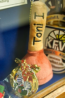 NiederrKarnelasm 2026-01-12 01  Abends im Museum - Im 1. Niederrheinische Karnevalsmuseum, existiert seit 1973, wird die Geschichte des niederrheinischen Karnevals bis heute dargestellt. Beim betreten des Museums begegnen einem schon in Ornaten und Uniformen bekleidete Schaufensterfiguren. In den weitern Räumlichkeiten sind neben einer „Ahnengalerie“ der ehemaligen Tollitäten eine Vielzahl von Orden in Vitrinen ausgelegt. In einer hat sogar unser „Pömpel“ eine Heimat gefunden. : DVPJ, Toni I, Jules I., Prinz Karneval, Prinz, Prinzessin Aileen I., Hofmarschälle, Page, Pagen, Paginnen, HDK, Duisburg, Karneval, Helau, Tollität, Event, Session 2025, Session 2025, HDK Duisburg, Hauptausschuss, Hauptausschuss Karneval Duisburg, Duisburg ist echt