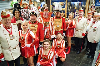 NiederrKarnelasm 2026-01-12 02  Abends im Museum - Im 1. Niederrheinische Karnevalsmuseum, existiert seit 1973, wird die Geschichte des niederrheinischen Karnevals bis heute dargestellt. Beim betreten des Museums begegnen einem schon in Ornaten und Uniformen bekleidete Schaufensterfiguren. In den weitern Räumlichkeiten sind neben einer „Ahnengalerie“ der ehemaligen Tollitäten eine Vielzahl von Orden in Vitrinen ausgelegt. In einer hat sogar unser „Pömpel“ eine Heimat gefunden. : DVPJ, Toni I, Jules I., Prinz Karneval, Prinz, Prinzessin Aileen I., Hofmarschälle, Page, Pagen, Paginnen, HDK, Duisburg, Karneval, Helau, Tollität, Event, Session 2025, Session 2025, HDK Duisburg, Hauptausschuss, Hauptausschuss Karneval Duisburg, Duisburg ist echt