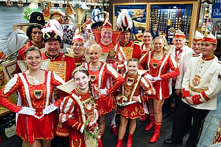 NiederrKarnelasm 2026-01-12 03  Abends im Museum - Im 1. Niederrheinische Karnevalsmuseum, existiert seit 1973, wird die Geschichte des niederrheinischen Karnevals bis heute dargestellt. Beim betreten des Museums begegnen einem schon in Ornaten und Uniformen bekleidete Schaufensterfiguren. In den weitern Räumlichkeiten sind neben einer „Ahnengalerie“ der ehemaligen Tollitäten eine Vielzahl von Orden in Vitrinen ausgelegt. In einer hat sogar unser „Pömpel“ eine Heimat gefunden. : DVPJ, Toni I, Jules I., Prinz Karneval, Prinz, Prinzessin Aileen I., Hofmarschälle, Page, Pagen, Paginnen, HDK, Duisburg, Karneval, Helau, Tollität, Event, Session 2025, Session 2025, HDK Duisburg, Hauptausschuss, Hauptausschuss Karneval Duisburg, Duisburg ist echt