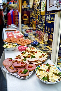 NiederrKarnelasm 2026-01-12 04  Abends im Museum - Im 1. Niederrheinische Karnevalsmuseum, existiert seit 1973, wird die Geschichte des niederrheinischen Karnevals bis heute dargestellt. Beim betreten des Museums begegnen einem schon in Ornaten und Uniformen bekleidete Schaufensterfiguren. In den weitern Räumlichkeiten sind neben einer „Ahnengalerie“ der ehemaligen Tollitäten eine Vielzahl von Orden in Vitrinen ausgelegt. In einer hat sogar unser „Pömpel“ eine Heimat gefunden. : DVPJ, Toni I, Jules I., Prinz Karneval, Prinz, Prinzessin Aileen I., Hofmarschälle, Page, Pagen, Paginnen, HDK, Duisburg, Karneval, Helau, Tollität, Event, Session 2025, Session 2025, HDK Duisburg, Hauptausschuss, Hauptausschuss Karneval Duisburg, Duisburg ist echt