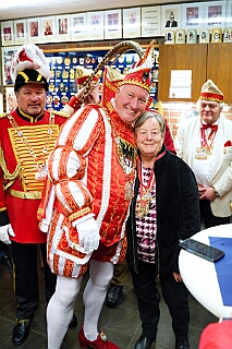 NiederrKarnelasm 2026-01-12 07  Abends im Museum - Im 1. Niederrheinische Karnevalsmuseum, existiert seit 1973, wird die Geschichte des niederrheinischen Karnevals bis heute dargestellt. Beim betreten des Museums begegnen einem schon in Ornaten und Uniformen bekleidete Schaufensterfiguren. In den weitern Räumlichkeiten sind neben einer „Ahnengalerie“ der ehemaligen Tollitäten eine Vielzahl von Orden in Vitrinen ausgelegt. In einer hat sogar unser „Pömpel“ eine Heimat gefunden. : DVPJ, Toni I, Jules I., Prinz Karneval, Prinz, Prinzessin Aileen I., Hofmarschälle, Page, Pagen, Paginnen, HDK, Duisburg, Karneval, Helau, Tollität, Event, Session 2025, Session 2025, HDK Duisburg, Hauptausschuss, Hauptausschuss Karneval Duisburg, Duisburg ist echt
