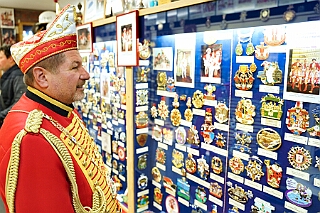 NiederrKarnelasm 2026-01-12 09  Abends im Museum - Im 1. Niederrheinische Karnevalsmuseum, existiert seit 1973, wird die Geschichte des niederrheinischen Karnevals bis heute dargestellt. Beim betreten des Museums begegnen einem schon in Ornaten und Uniformen bekleidete Schaufensterfiguren. In den weitern Räumlichkeiten sind neben einer „Ahnengalerie“ der ehemaligen Tollitäten eine Vielzahl von Orden in Vitrinen ausgelegt. In einer hat sogar unser „Pömpel“ eine Heimat gefunden. : DVPJ, Toni I, Jules I., Prinz Karneval, Prinz, Prinzessin Aileen I., Hofmarschälle, Page, Pagen, Paginnen, HDK, Duisburg, Karneval, Helau, Tollität, Event, Session 2025, Session 2025, HDK Duisburg, Hauptausschuss, Hauptausschuss Karneval Duisburg, Duisburg ist echt